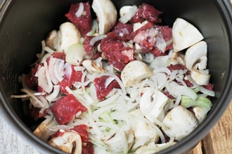 Мясо с грибами в мультиварке