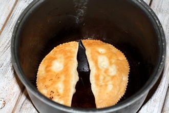 Чебуреки с картошкой в мультиварке
