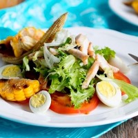 Салат с курицей и кукурузой