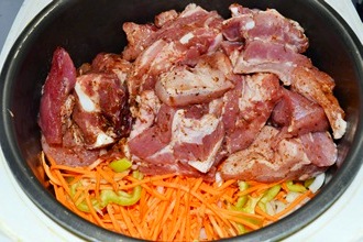 Свиные ребрышки с овощами в мультиварке