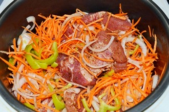 Свиные ребрышки с овощами в мультиварке