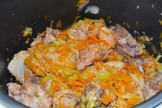 Свиные ребрышки с овощами в мультиварке