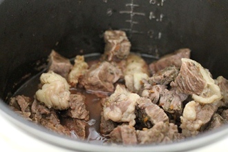 Тушеная говядина с яблоками в мультиварке