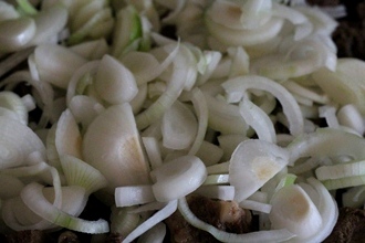 Тушеная говядина с яблоками в мультиварке