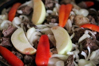 Тушеная говядина с яблоками в мультиварке