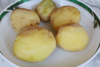Запеченный картофель с перепелиными яйцами в мультиварке