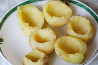 Запеченный картофель с перепелиными яйцами в мультиварке