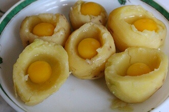 Запеченный картофель с перепелиными яйцами в мультиварке