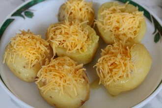 Запеченный картофель с перепелиными яйцами в мультиварке