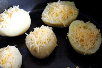 Запеченный картофель с перепелиными яйцами в мультиварке