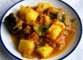Баклажаны с картошкой и помидорами