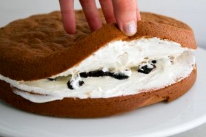 Медовый торт с черносливом в мультиварке