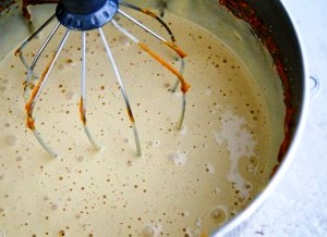 Медовый торт с черносливом в мультиварке