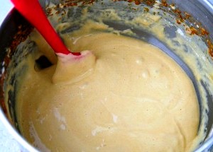 Медовый торт с черносливом в мультиварке