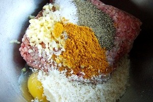 Картофельное рагу с фрикадельками в мультиварке