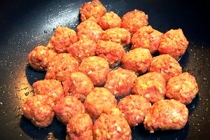 Картофельное рагу с фрикадельками в мультиварке