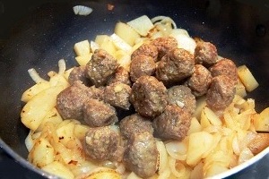Картофельное рагу с фрикадельками в мультиварке