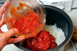 Рис с курицей и грибами в томате в мультиварке