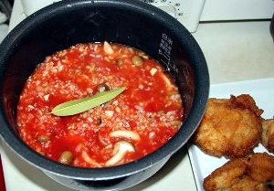 Рис с курицей и грибами в томате в мультиварке